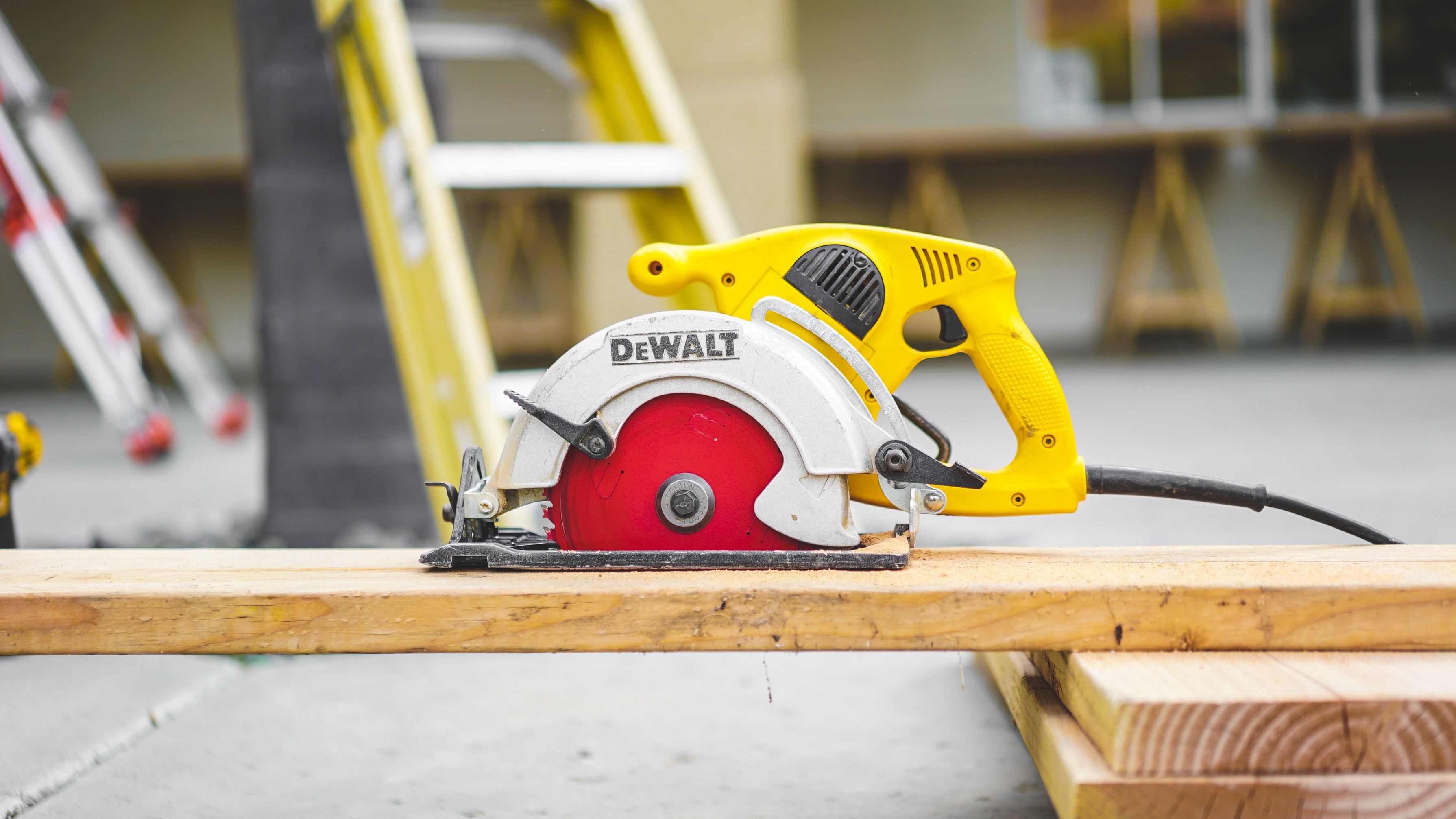 Aktiv byggarbetsplats under totalrenovering – matchat totalrenoveringsföretag i arbete